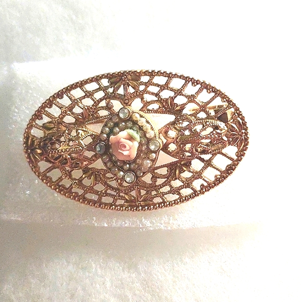 Ornate 1928 Porcelain Flower Goldtone Brooch